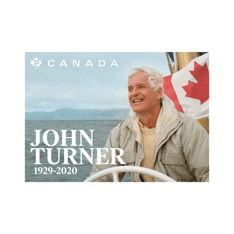 Timbre avec le texte « John Turner » et « 1929-2020 ». Le politicien conduit un bateau par temps couvert, souriant devant un drapeau du Canada.