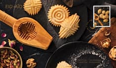 Recto du PPJO : photo de maâmouls, de moule en bois, de figues, de noix, de sucre sur un plateau, texte « Aïd », timbre et cachet en croissant de lune