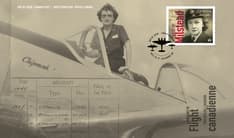 Un pli Premier Jour montrant Violet Milstead dans un avion, son carnet de bord et son timbre « Exploits de l’aviation canadienne » en tons de gris