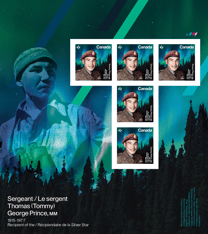 Intérieur du carnet avec 5 timbres de Tommy Prince sur fond d’aurores boréales, où l’on peut voir une photo en semi-transparence du sergent Prince 