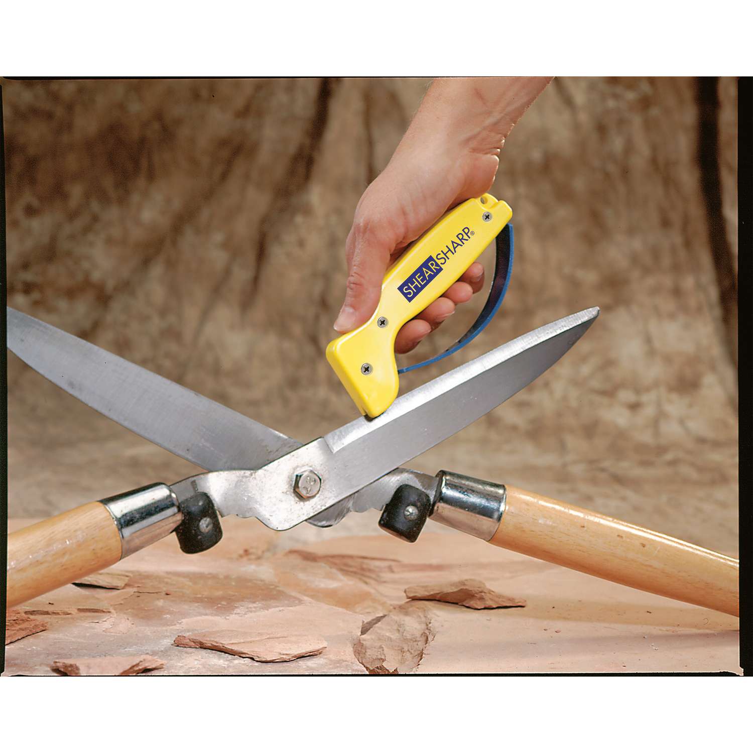  AccuSharp ShearSharp Scissors Sharpener - Sharpener for Scissors,  Garden Shears, Kitchen Shears, Hedge Clippers - Diamond-Honed Tungsten  Carbide - Yellow : Home & Kitchen