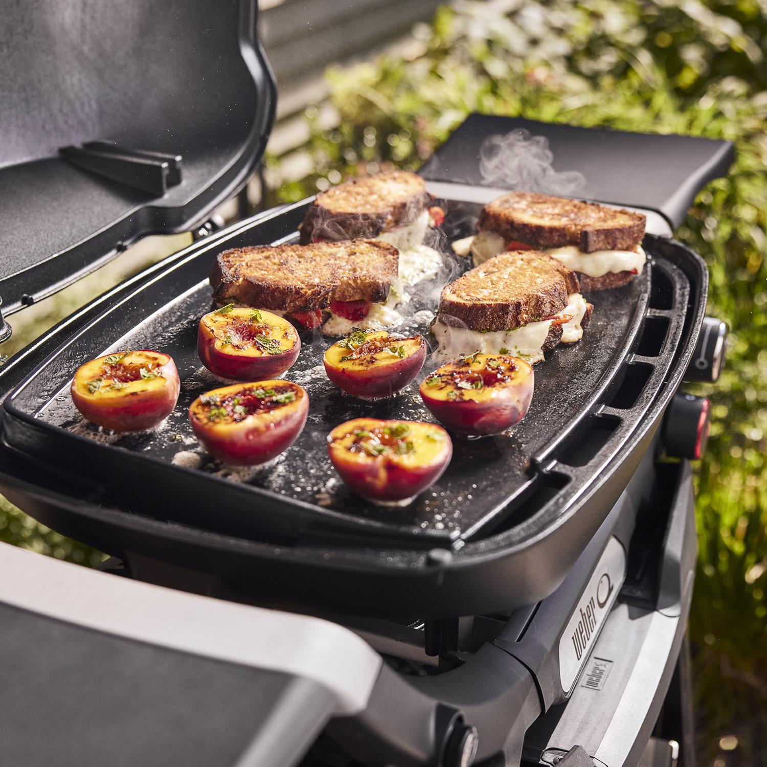 Weber Works Griddle Mid Shelf Mat – Silikonmatte Für Grillregal, Schützt Vor Fett Und Kratzern