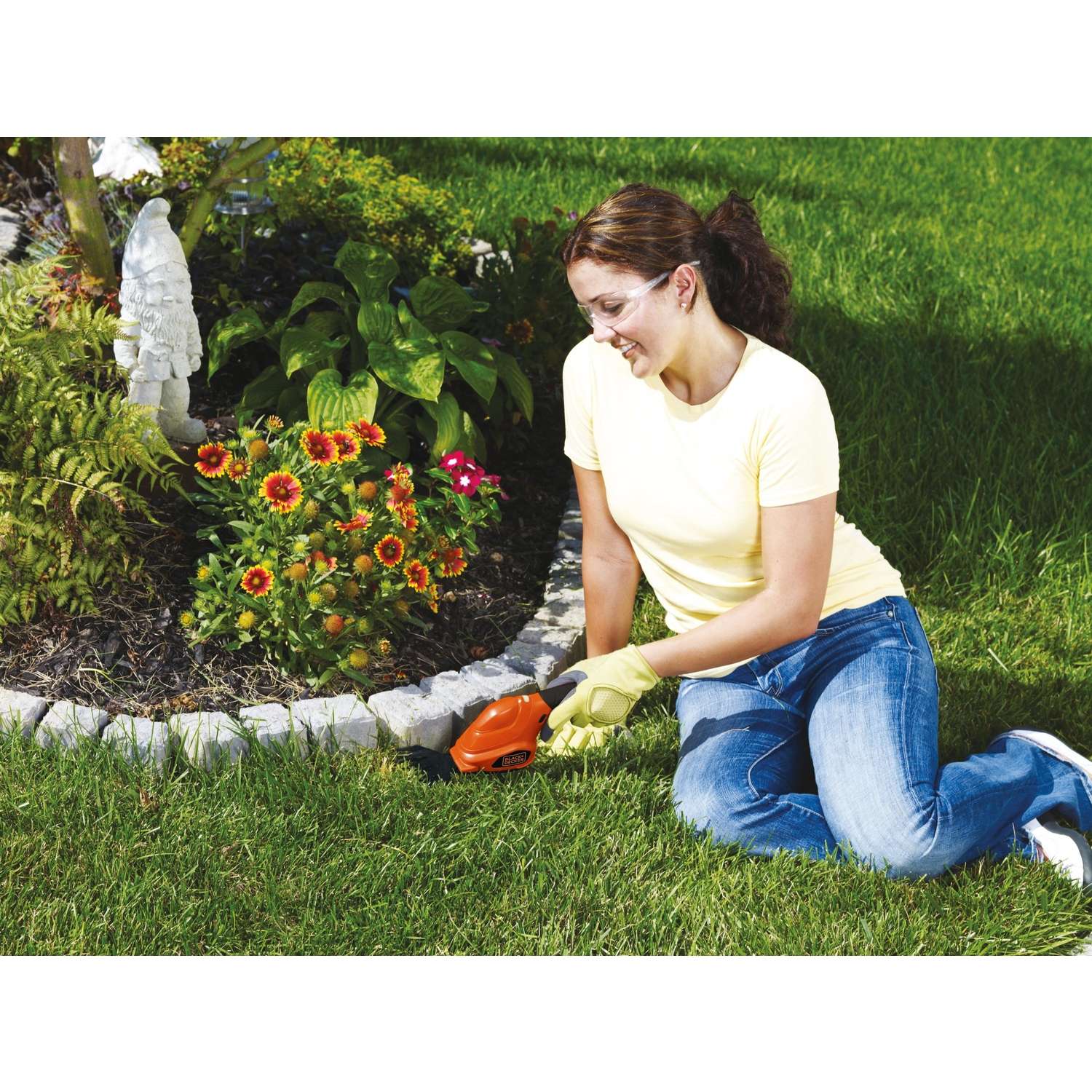 Black & Decker 17 Blade Hedge Trimmer - Easy Backyard Gardening