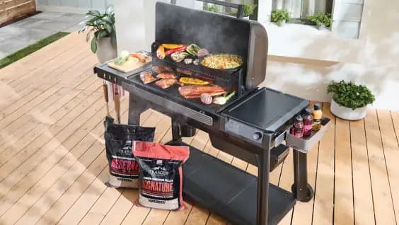 Traeger® Woodridge vs. Traeger® Woodridge Pro