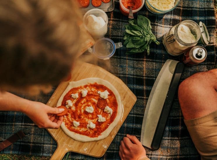 Making Pizza ontop Ooni 12'' bamboo peel