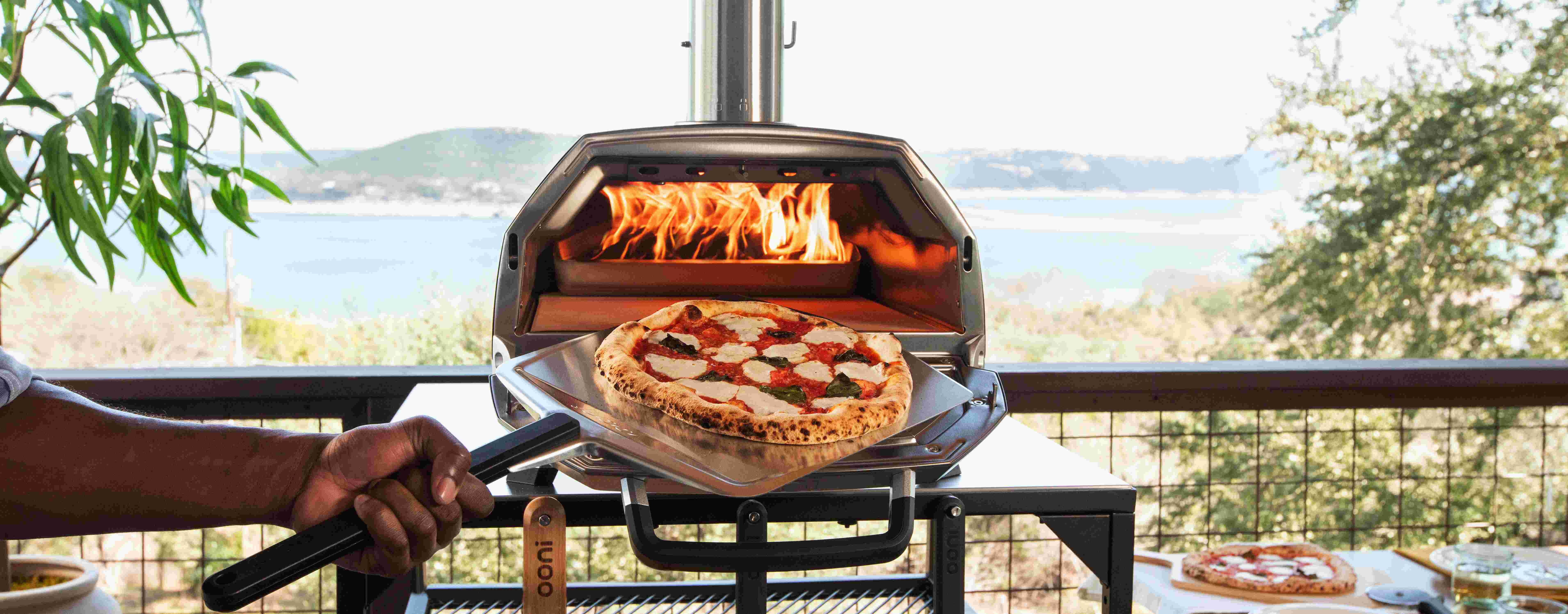 Ooni Karu 16 Multi-Fuel Portable Outdoor Pizza Oven - UU-P0E400