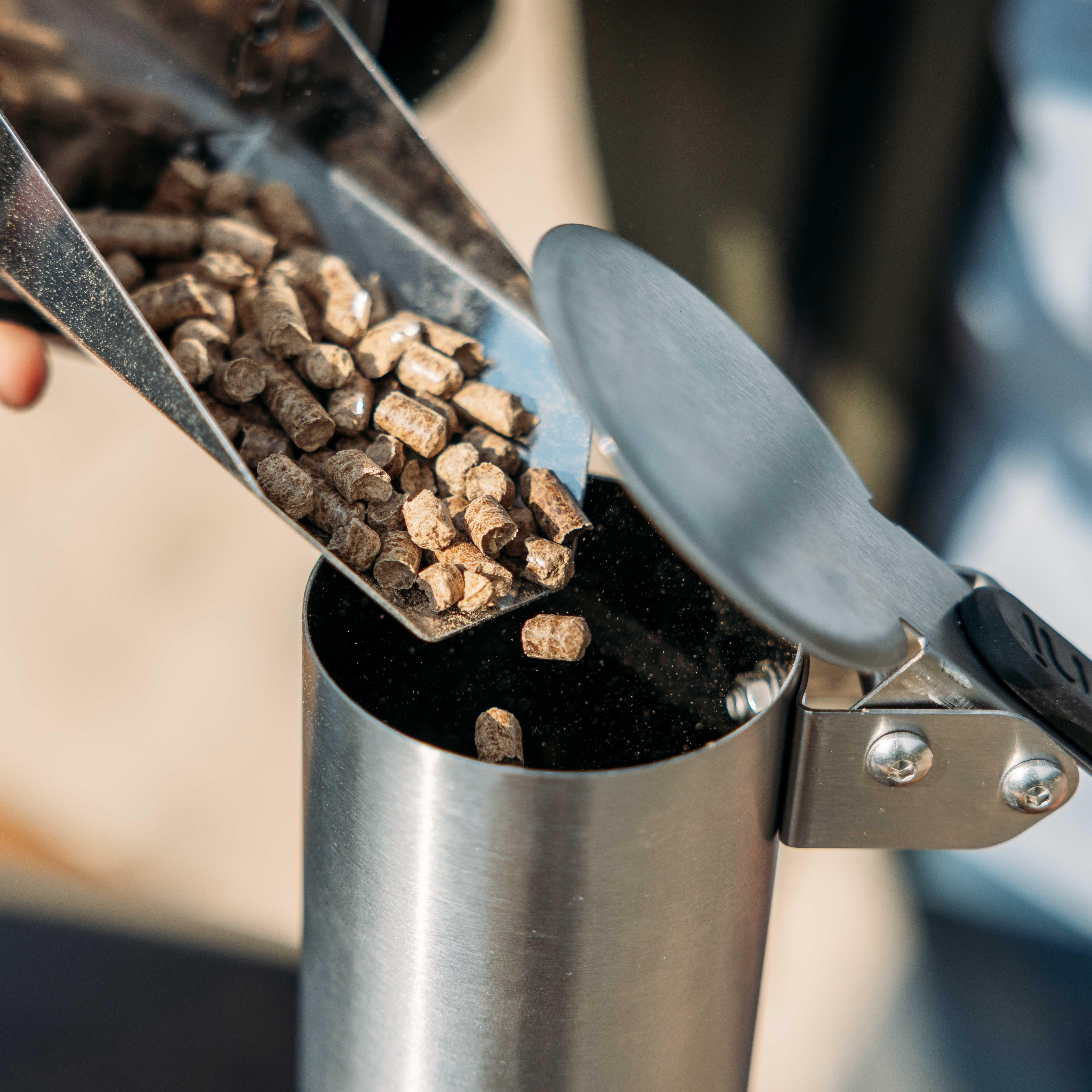 Gravity-fed pellet hopper