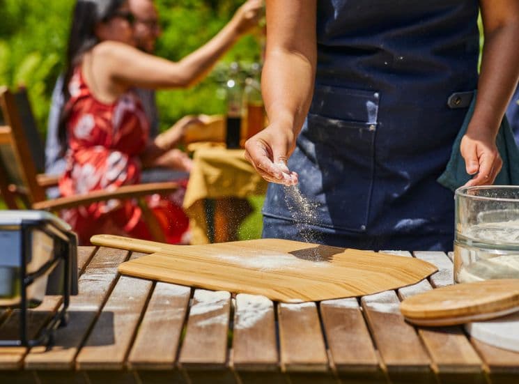 Adding flour to Ooni 16'' bamboo peel