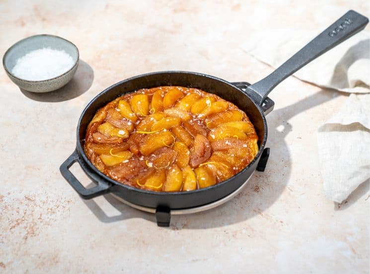 Apple pie in Ooni black grizzler pan