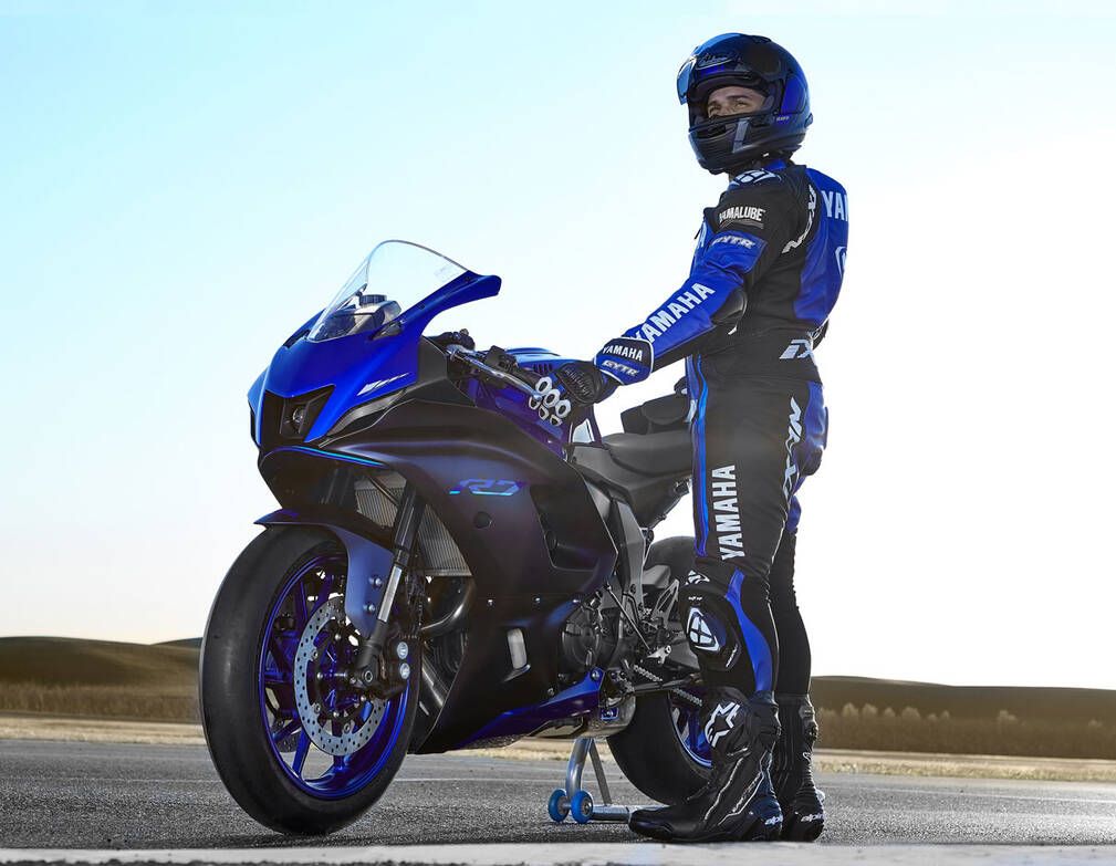 Action image of 2022 YZF-R7