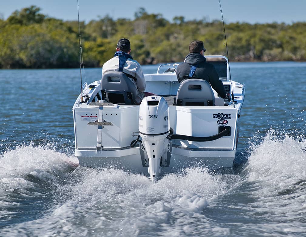 Le Bateau à Moteur Est Recouvert D'une Couverture Et Se Tient à L