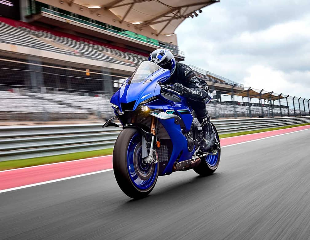 Action image of 2025 YZF-R1