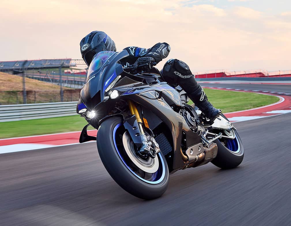 Action image of 2025 YZF-R1M