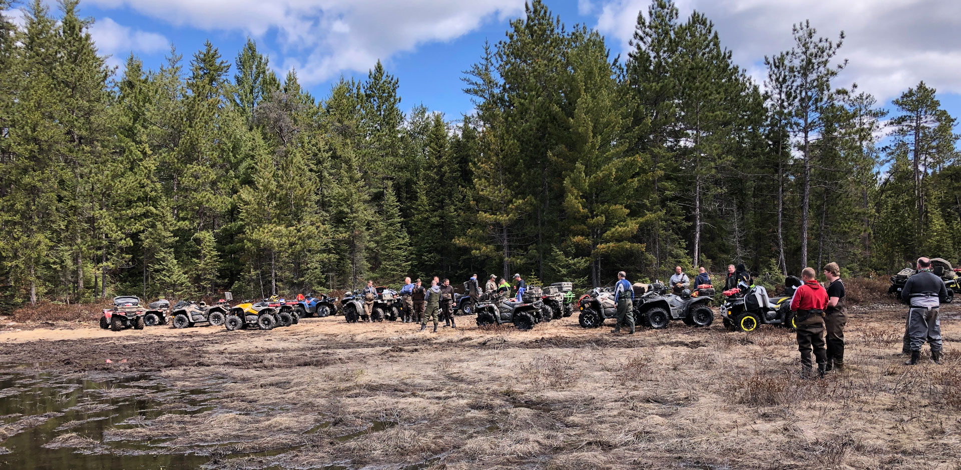 Une superbe randonnée de groupe en VTT dans le nord de l'Ontario au printemps