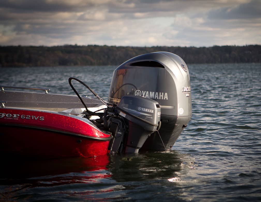 Le Bateau à Moteur Est Recouvert D'une Couverture Et Se Tient à L