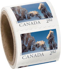 Rouleau de 50 timbres au régime international illustrant l’arche naturelle de Qarlinngua à Arctic Bay, au Nunavut.