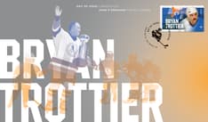 Le recto du PPJO montre Bryan Trottier et de jeunes hockeyeurs sur fond dégradé d’orange à bleu, avec le nom du leader en gros caractères blancs.