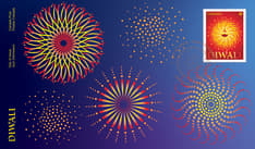 Recto du pli Premier Jour avec le texte « Diwali » en jaune, le timbre de collection et 5 motifs d’étincelles de couleurs chaudes sur un fond bleu