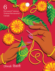 Le couverture du carnet est ornée de mains qui enfilent une torana« Diwali » en hindi et en français, « 6 timbres PermanentsMC » et « Canada ».