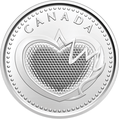 Arrière de la médaille argentée orné d’un cœur et d’une feuille d’érable entremêlés, et du texte « Canada »
