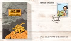 Recto : couverture de Louis Riel, l’insurgé en anglais, cachet postal et texte « Artistes de romans graphiques ». Arrière-plan : lattes en bois.