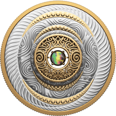 Le motif présente un éventail de motifs linéaires tout autour de l’ouverture au centre de la pièce, où une ammolite est sertie dans un ornement 3D.