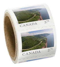 Un rouleau de timbres. Chacun montre la Cabot Trail, située au haut d’une falaise boisée sur l’île du Cap-Breton, et le texte « Canada 2,71 » 