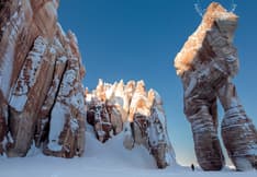 Image de l’arche naturelle de Qarlinngua et de formations rocheuses à Arctic Bay, au Nunavut. Marque Port payé dans le coin supérieur droit.