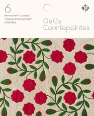 Le recto présente une courtepointe ornée de fleurs rouges et de feuilles vertes, et le texte « Courtepointes », « Timbres permanents » et « Canada ».