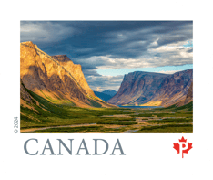Image de montagnes au parc national des Monts-Torngat sur fond blanc avec texte « Canada » et symbole de feuille d’érable de timbre Permanent au bas 