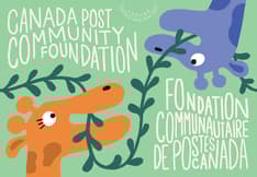 Au recto de la carte postale : 2 girafes sur fond vert mangeant une vigne, marque Port payé et texte « Fondation communautaire de Postes Canada ».