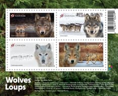 Bloc-feuillet comprenant quatre motifs de timbres sur un arrière-plan forestier, avec le texte « Loups », des crédits et un code à barres.