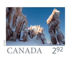 Image de l’arche naturelle de Qarlinngua et de formations rocheuses enneigées à Arctic Bay, au Nunavut, et texte « CANADA » et « 2,92 » en dessous.