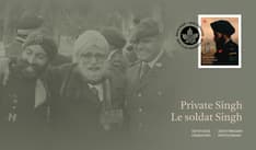 Le recto de l’enveloppe est orné d’un timbre, d’un cachet d’oblitération représentant une feuille d’érable, d’une photo de soldats sikhs.