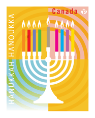 Timbre. Image de menorah blanche avec 9 chandelles colorées, sur un fond lumineux de cercles concentriques avec le texte « Hanoukka » et « Canada ». 