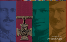 Couverture du carnet présentant 4 colonnes colorées ornées du visage de 3 récipiendaires de la Croix de Victoria en transparence et de la médaille