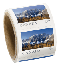 Un rouleau de 50 timbres. Chacun montre la forêt et les montagnes du parc national Kootenay, en Colombie-Britannique, et le texte « Canada 1,30 » 