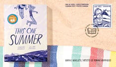 Recto : couverture de Cet été-là en anglais, timbre, cachet postal et texte « Artistes de romans graphiques ». Fond : sable et serviette de plage.