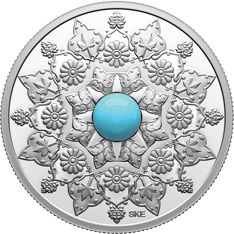 Pièce en argent ornée d’une turquoise artificielle encerclée d’arabesques gravées récurrentes célébrant le patrimoine culturel des Irano-Canadiens.