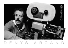 Un timbre comportant le texte « Denys Arcand » et une photo en noir et blanc du cinéaste derrière une caméra