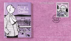 Recto : couverture de Paul à Québec, timbre sur Michel Rabagliati, cachet postal et texte « Artistes de romans graphiques ». Fond : tissu violet.