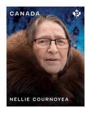 Timbre sur lequel figure le texte « Nellie Cournoyea » et un portrait sur un fond bleu marbré. 